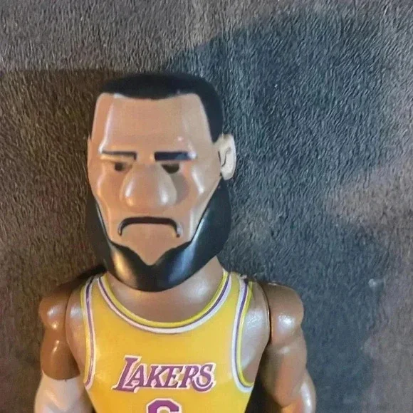 Funko 2021 LeBron James lakers action figure - Picture 4 of 7